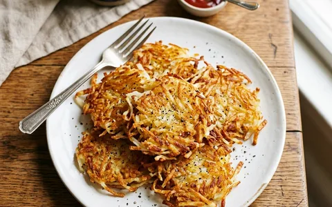 白盤中酥脆金黃薯餅，俯拍